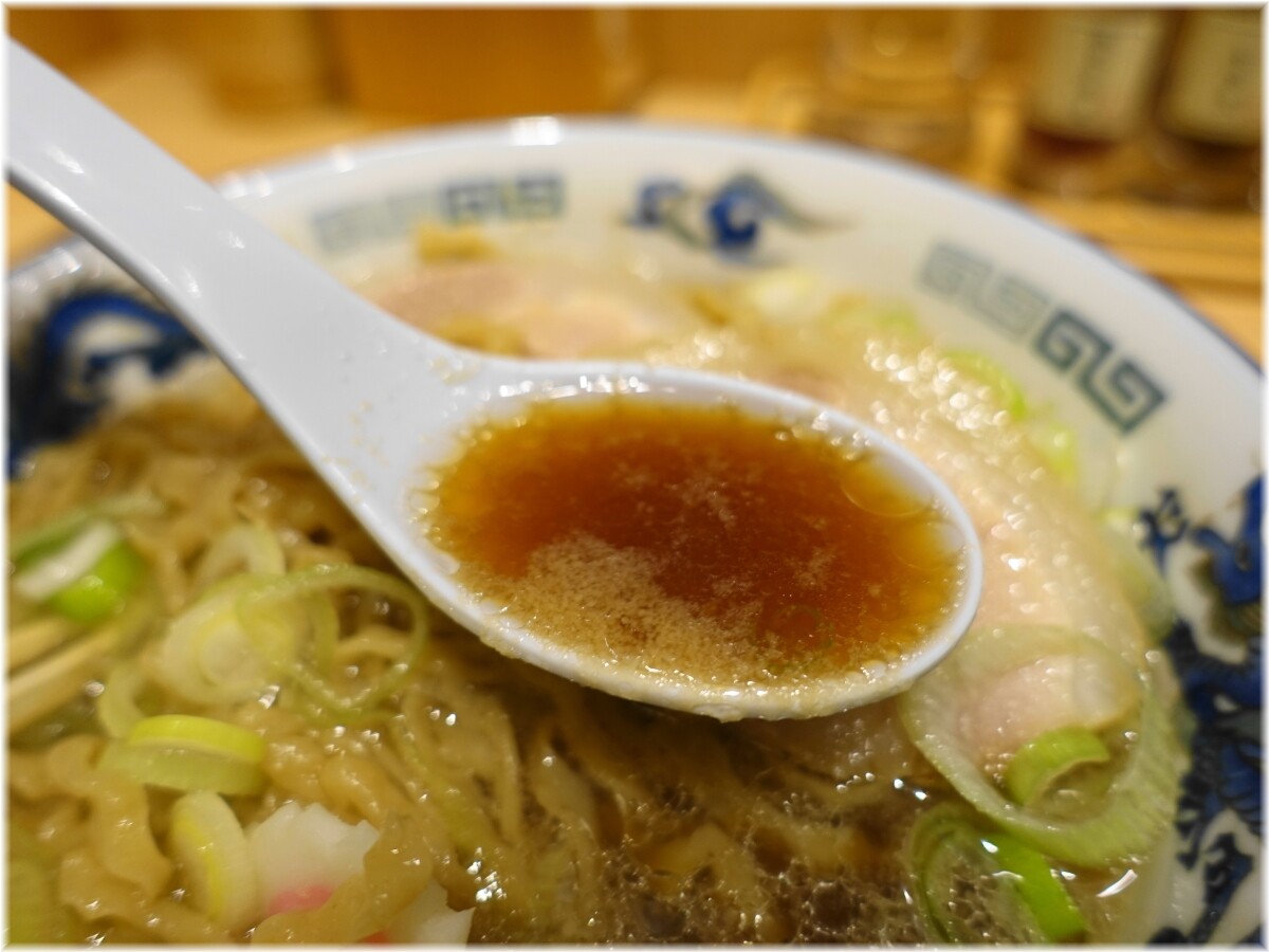 舎鈴東京サンケイビル店 新中華そばのスープ