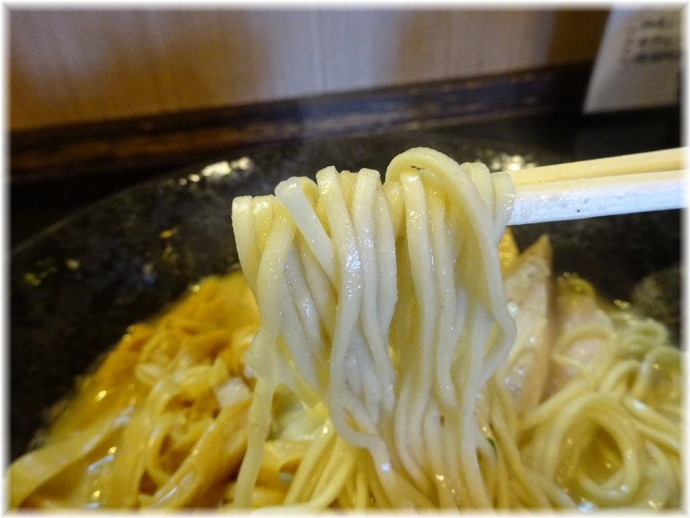 麺堂稲葉 とりそば(得のせ)の麺