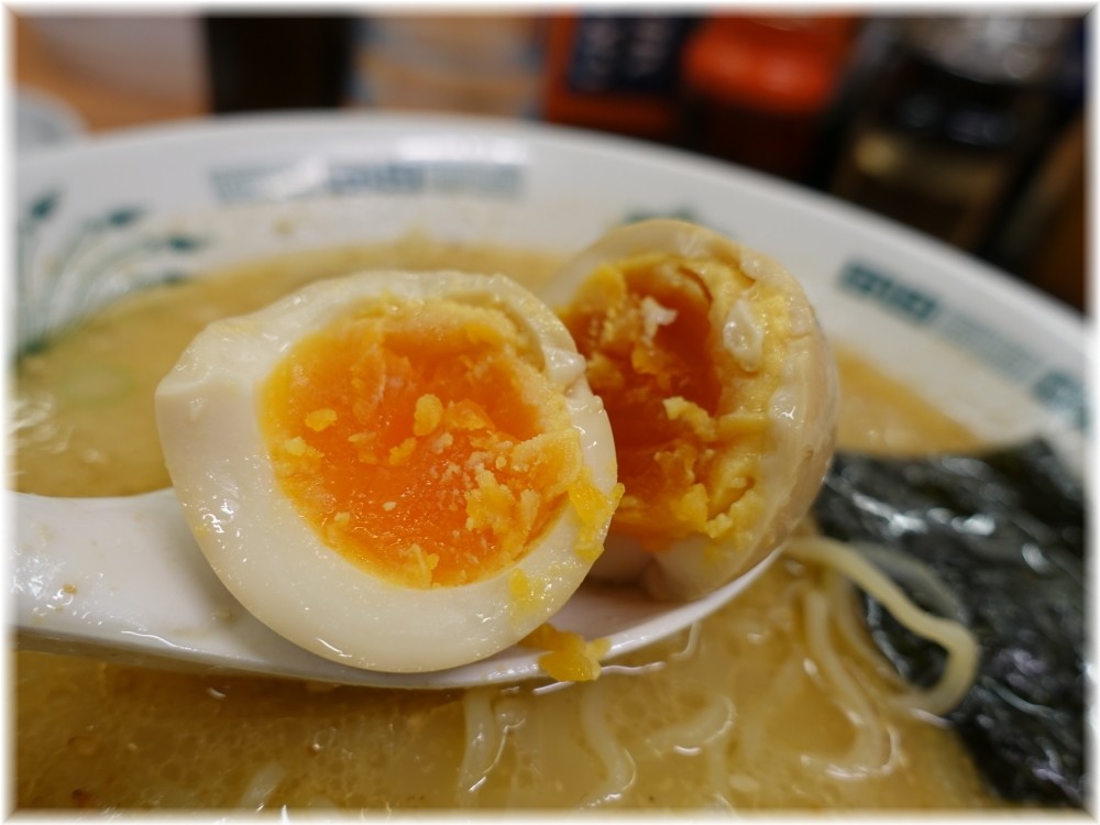 日高屋新橋烏森通店 味玉とんこつラーメンの味玉