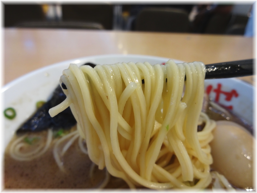 ゑびな軒 とんこつらーめん海老名バージョンの麺