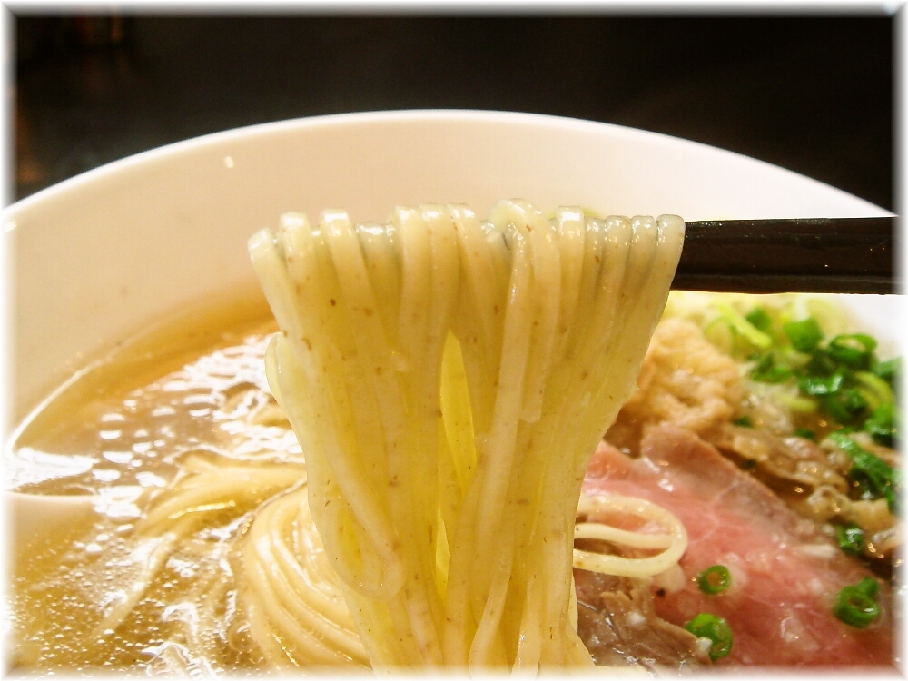 マタドール 贅沢焼牛らぁ麺(塩)の麺