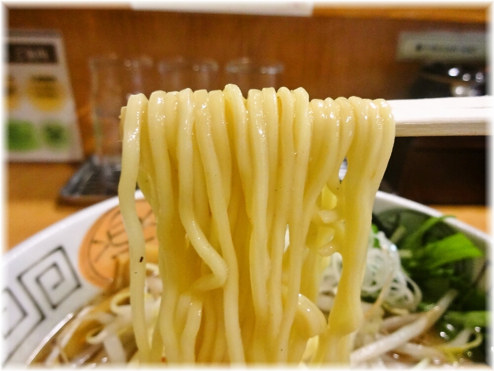 十味や 白味噌味玉らーめんの麺