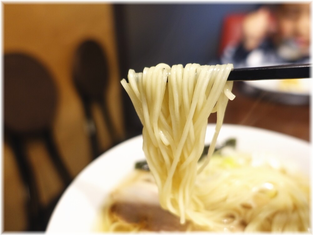 うめ川 中華そばの麺