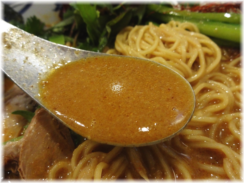 瀬佐味亭 金の担担麺のスープ