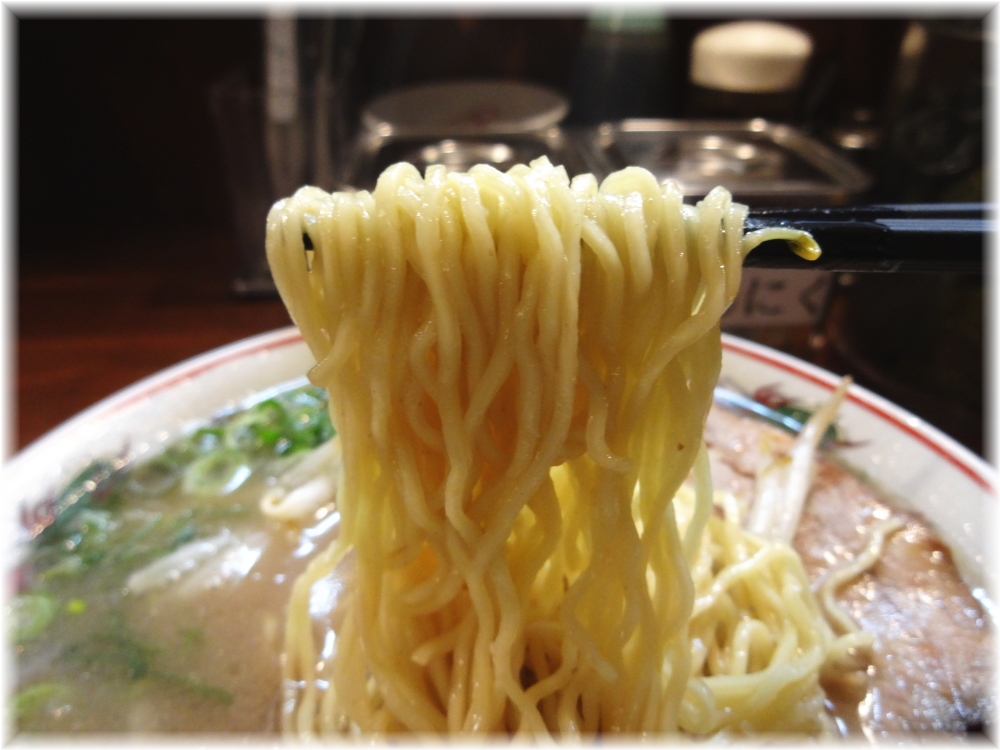 希望軒 とんこつ味玉入りの麺