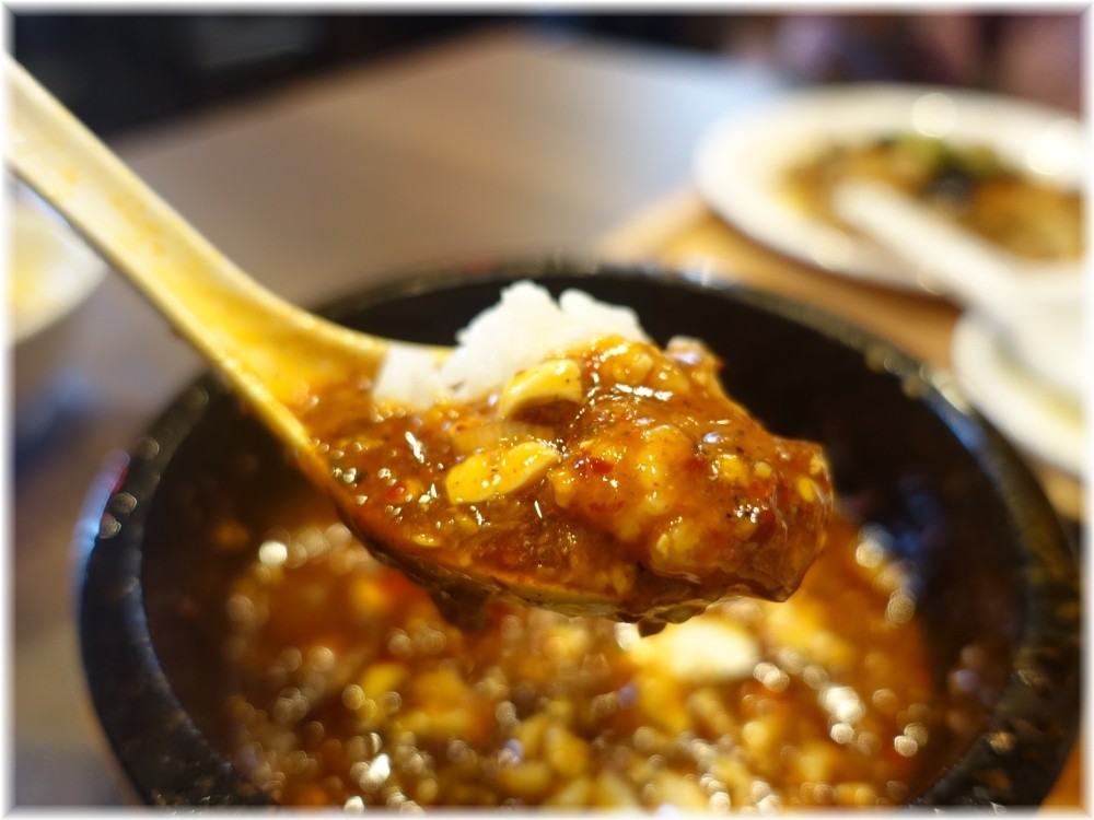 味覚田町店 石焼麻婆刀削麺とライス