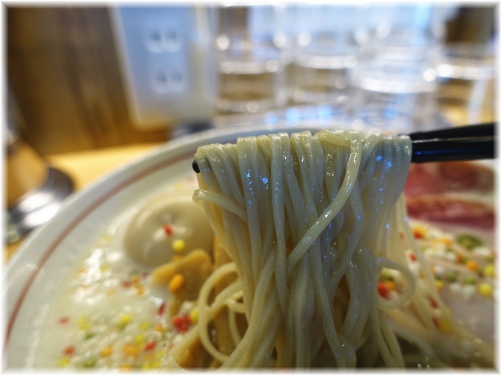 濃厚鶏そば 葵 濃厚鶏そば+特製トッピングの麺