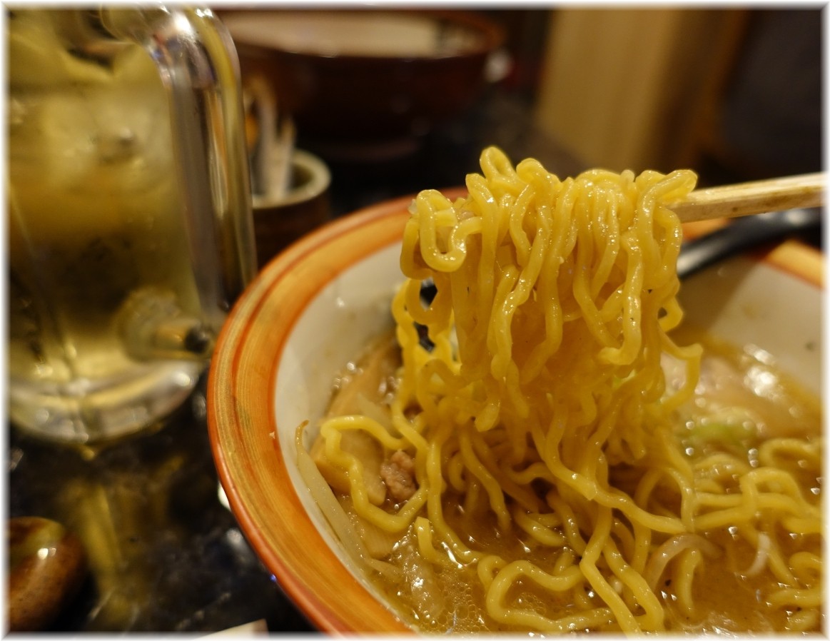 甚作わっしょい酒場 すみれ風味噌ラーメン(ハーフ)の麺