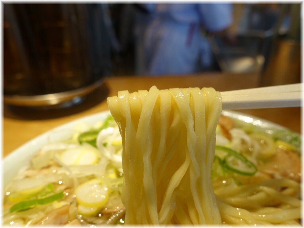 えっちゃんラーメン。田町店2 チャーシュー麺ネギトッピングの麺