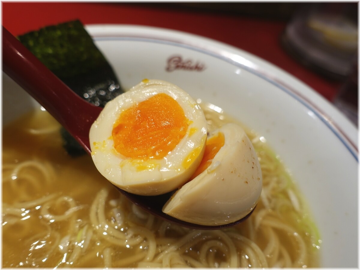 らーめんえにし 素(スッピン)の塩のサービス味玉