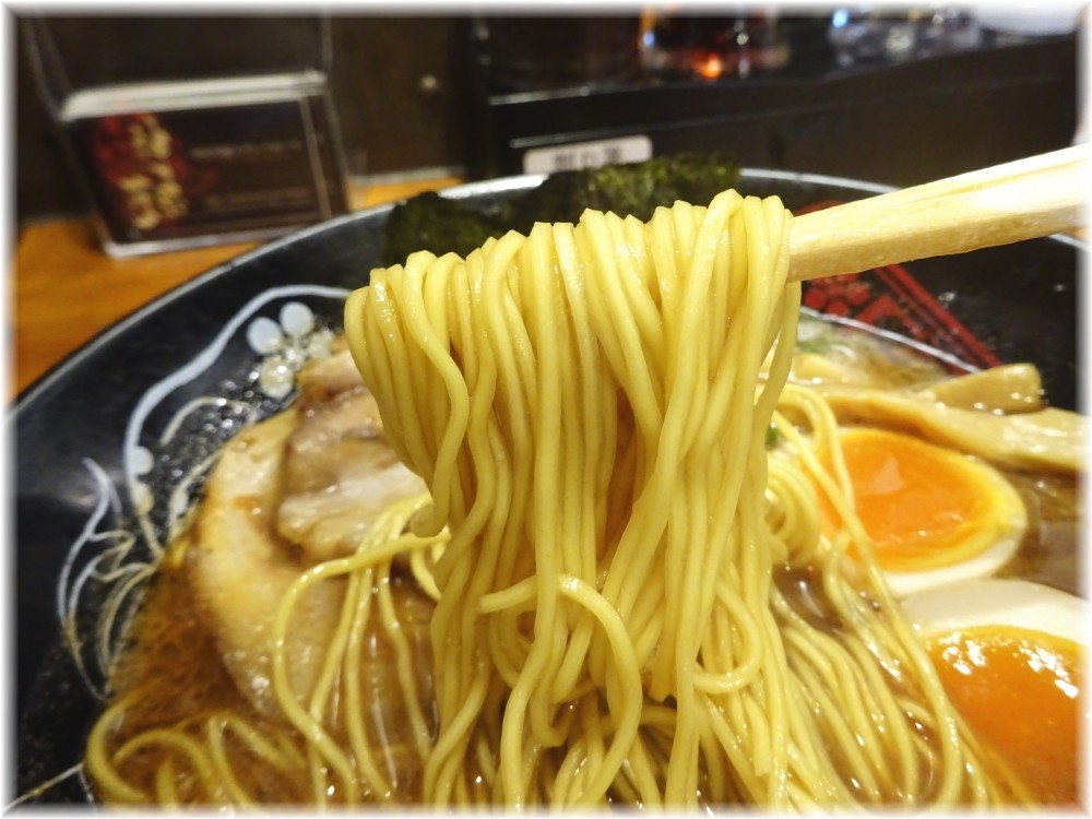 神仙品達店 味玉豚骨らーめんの麺