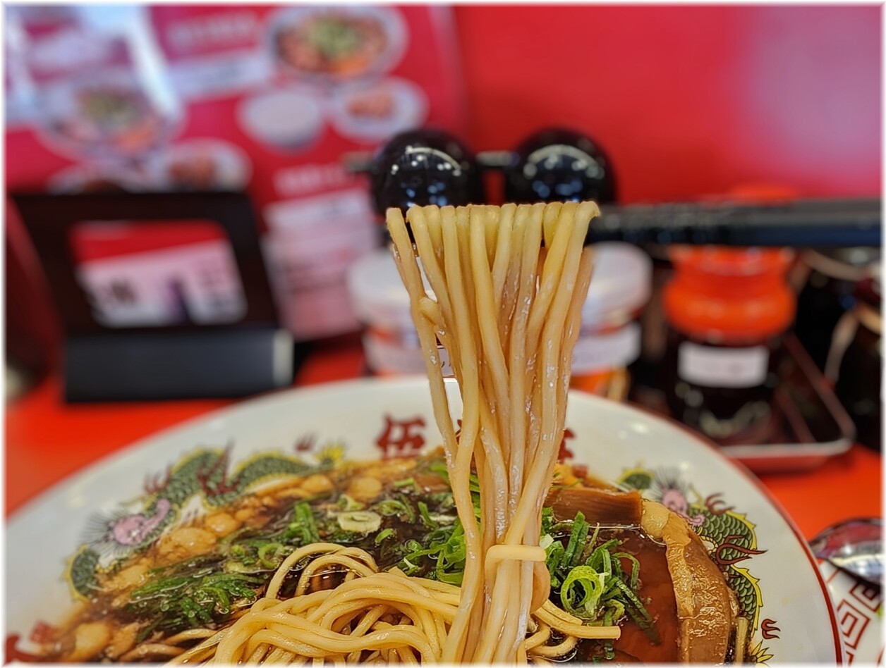 伍福軒田町店 背脂黒ヤキメシ定食のラーメンの麺
