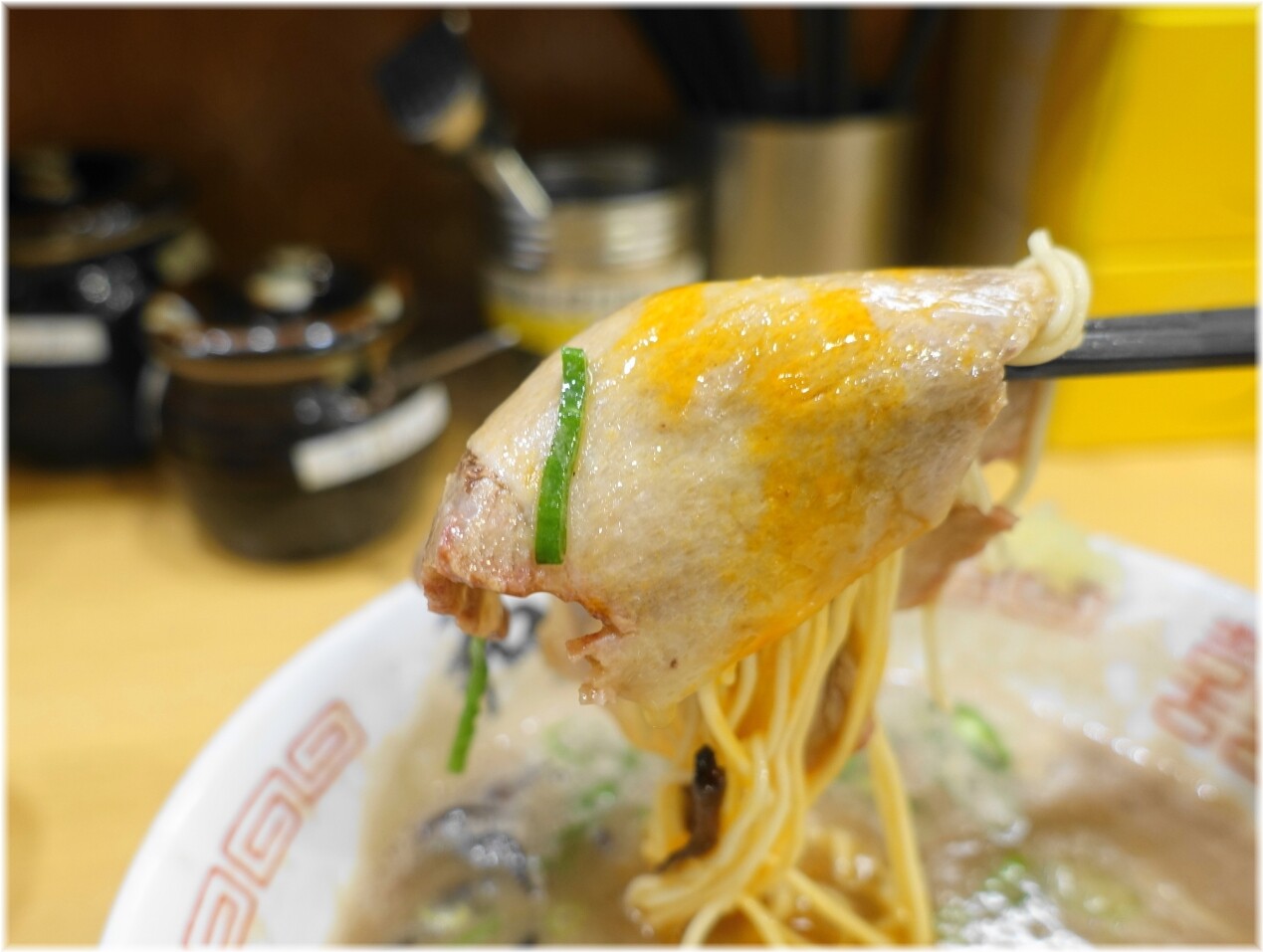 博多ラーメン和3 月見ラーメンの具を卵黄にディップ