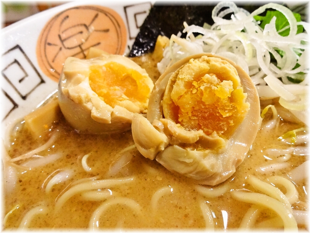 十味や 白味噌味玉らーめんの味玉
