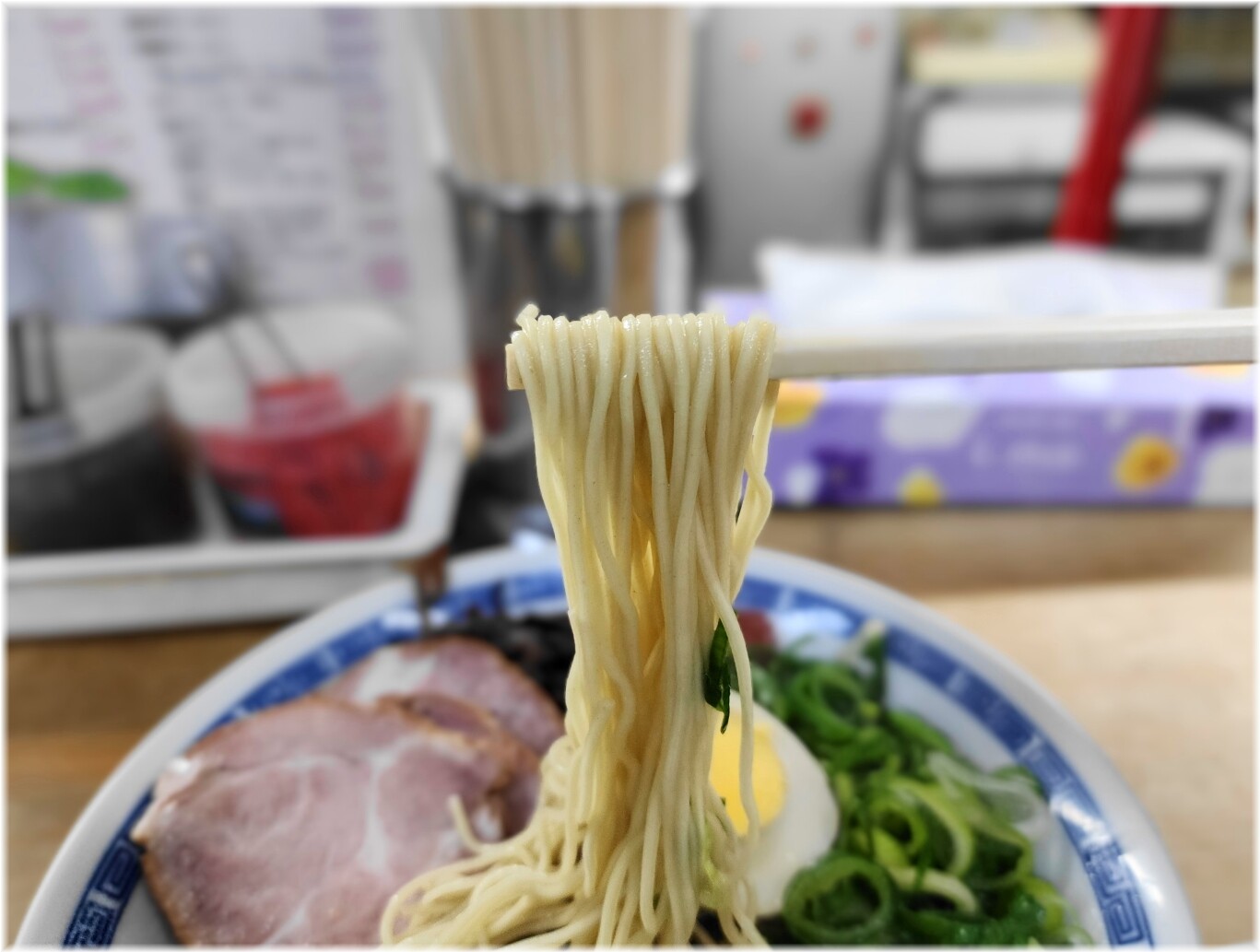 長浜らーめん呑龍5 特製ラーメンの麺(博多麺)