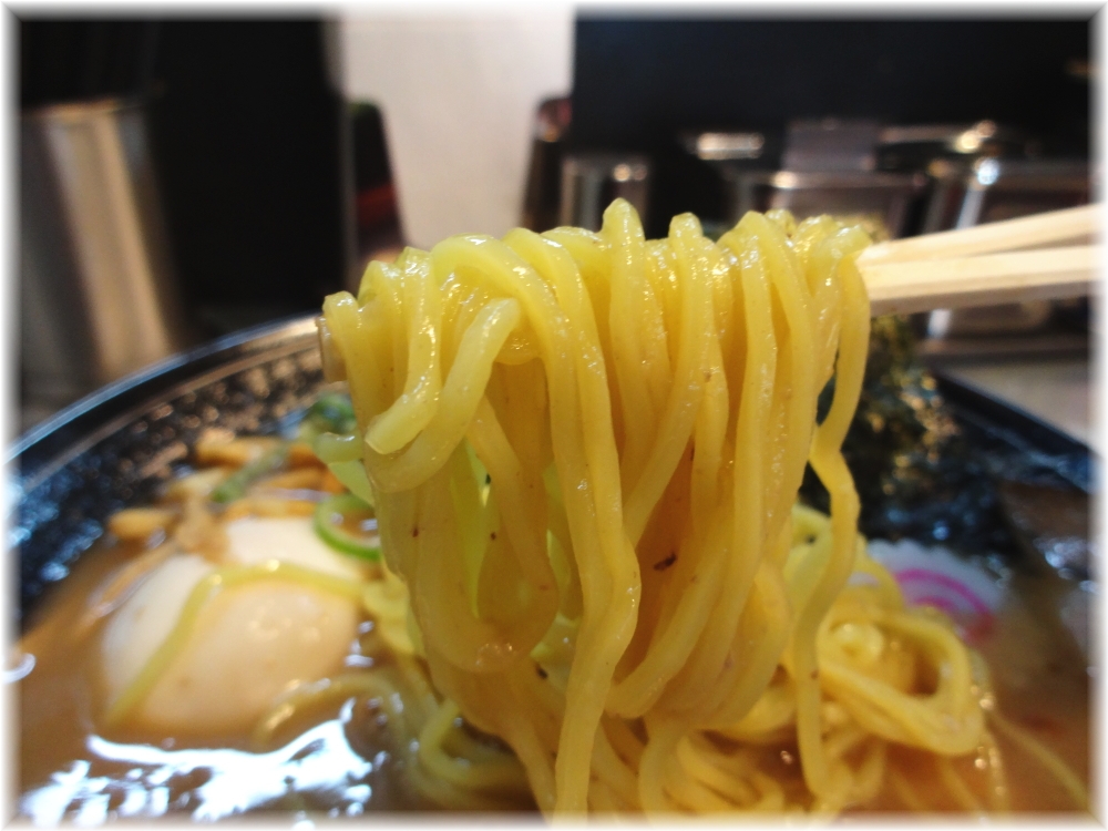角中中華そば店 味玉濃厚中華そばの麺
