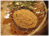 博多元助 つけ麺の上の魚粉