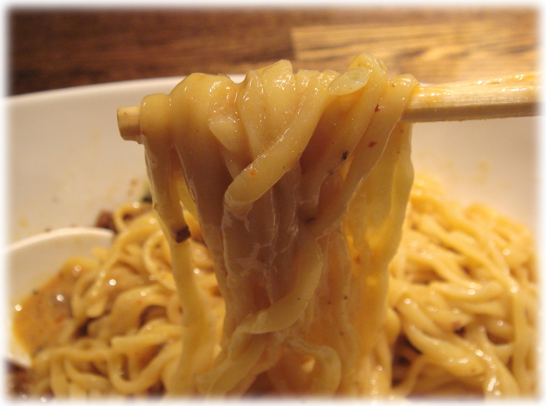 阿吽 つゆ無し担担麺の麺