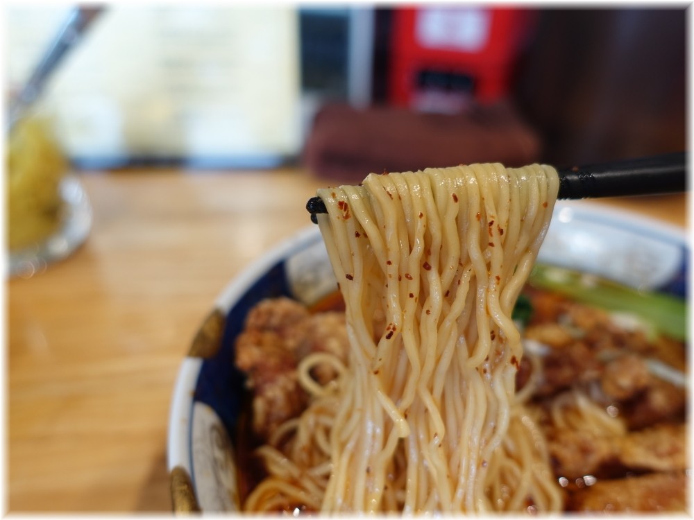 支那麺はしご赤坂店2 排骨酸紅麺の麺