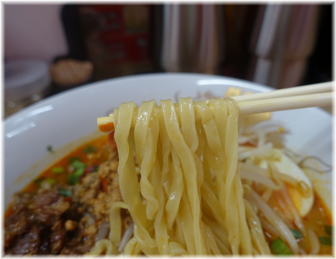 辛幻 山椒うま辛味噌ラーメンの麺