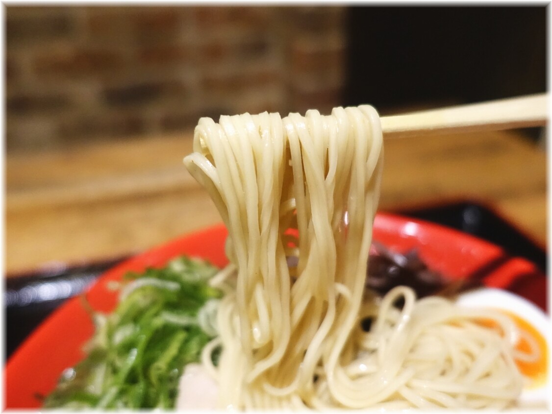 博多新風日比谷グルメゾン 新風豚骨(黒)全部乗せの麺