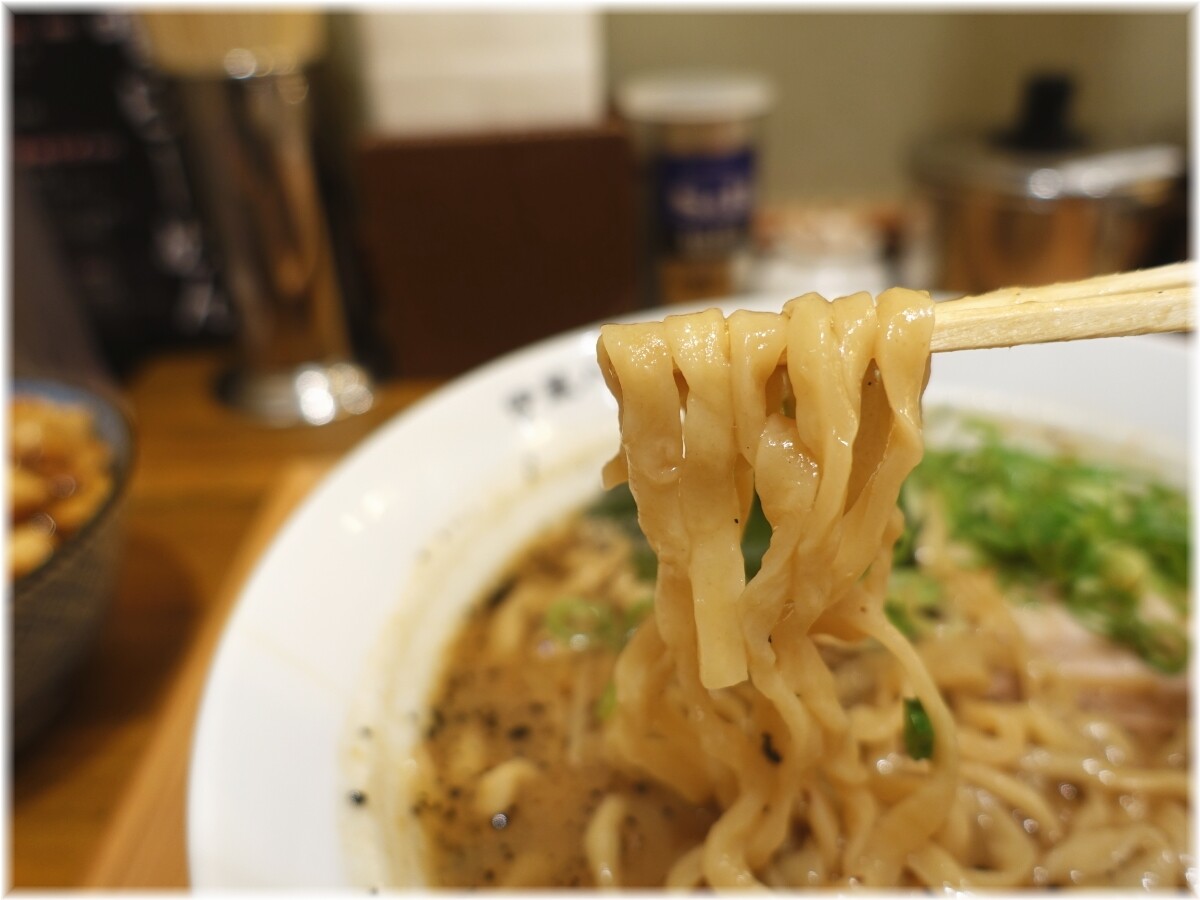 伊蔵八味噌らーめん 香がし味噌らーめんの麺