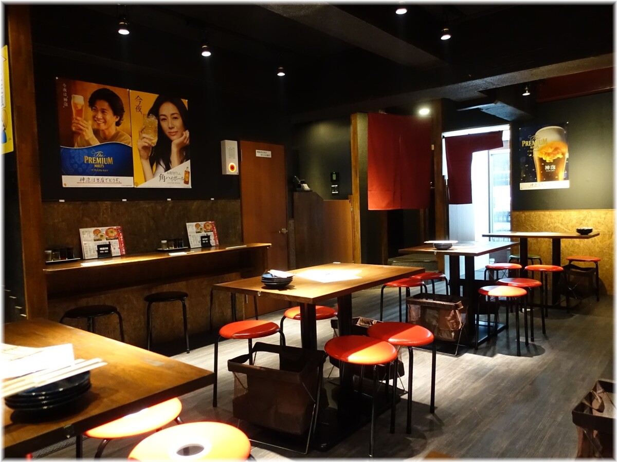 三田ラーメン酒場 店内