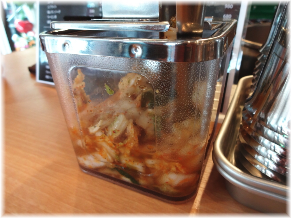 凪Noodle BAR 卓上の白菜の辛いやつ