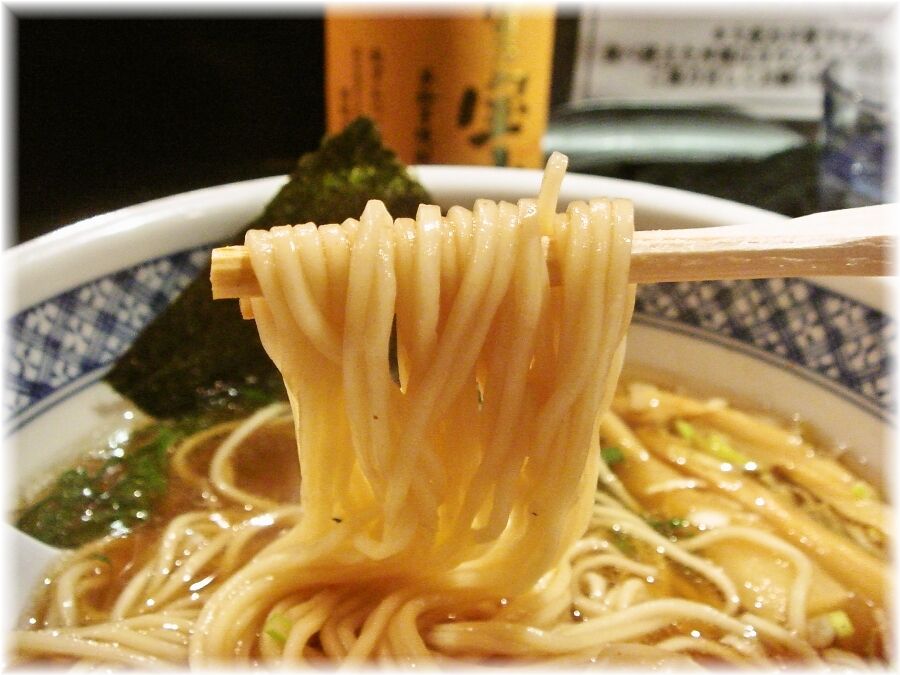 めじろ 醤油らーめんの麺