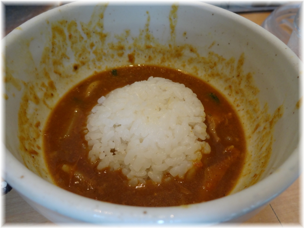 魚とん 合い盛りカレーつけ麺のつけ汁にライス投入