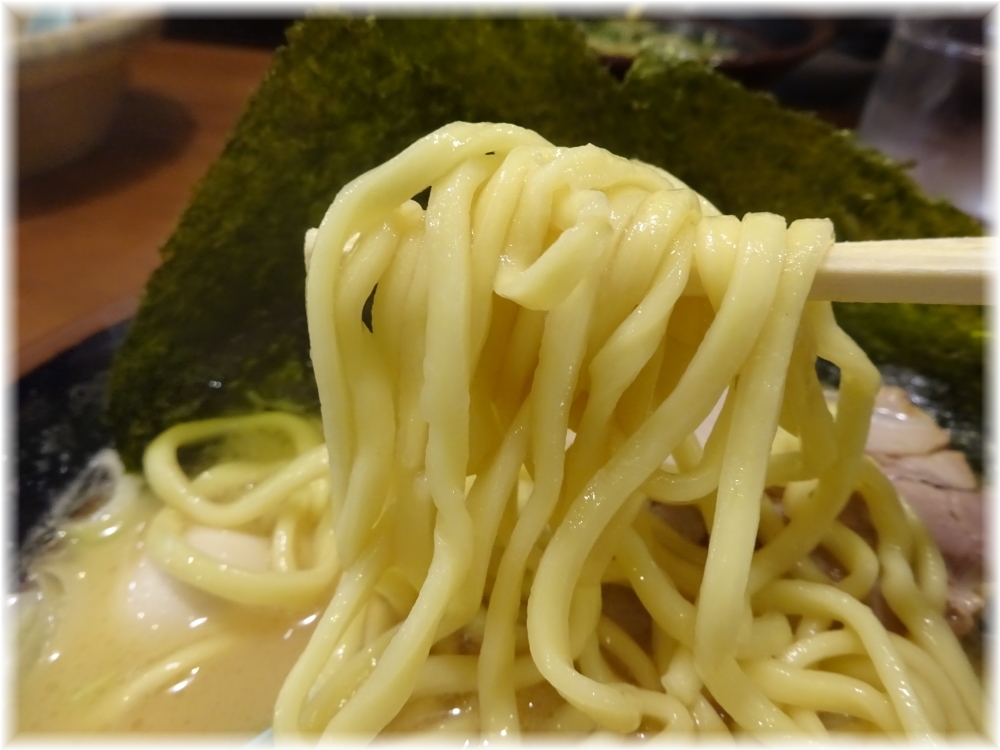 町田商店 ラーメン(並)の麺