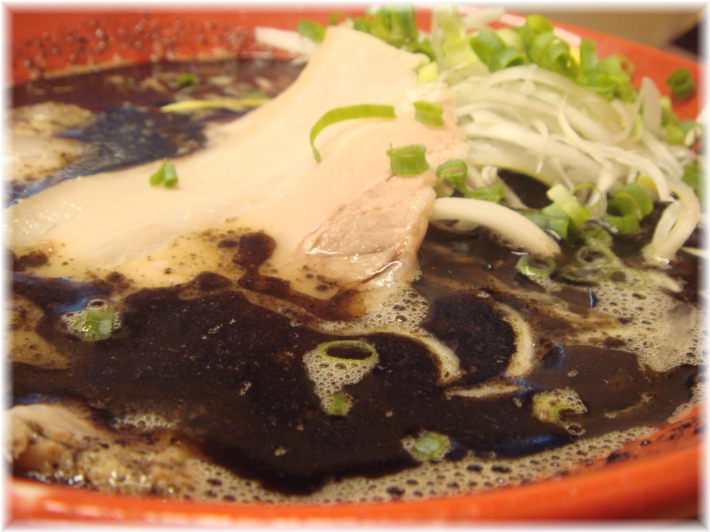 博多一幸舎 博多本店2 ラーメン黒のスープ