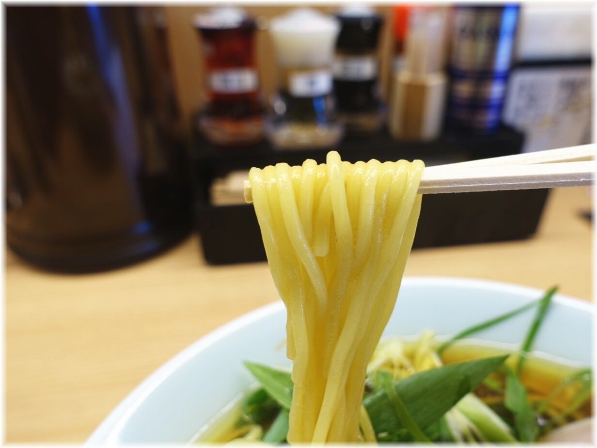 笠岡らーめんTAKETONBO 醤油味玉入り(並)の麺