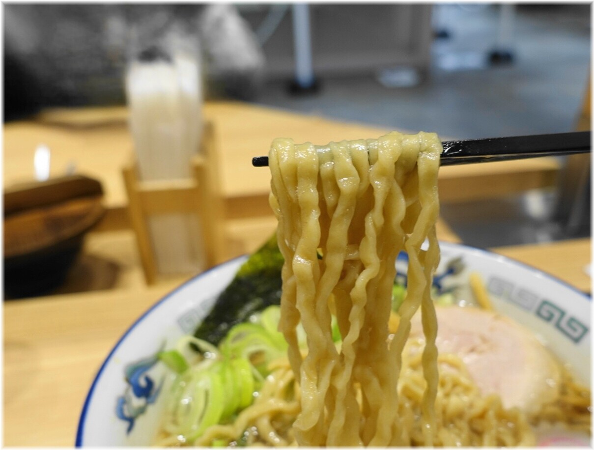 舎鈴アトレ川崎店5 らーめん(並盛)の麺