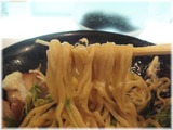 虎心房 汁ナシ温麺(温玉・肉入り)の麺