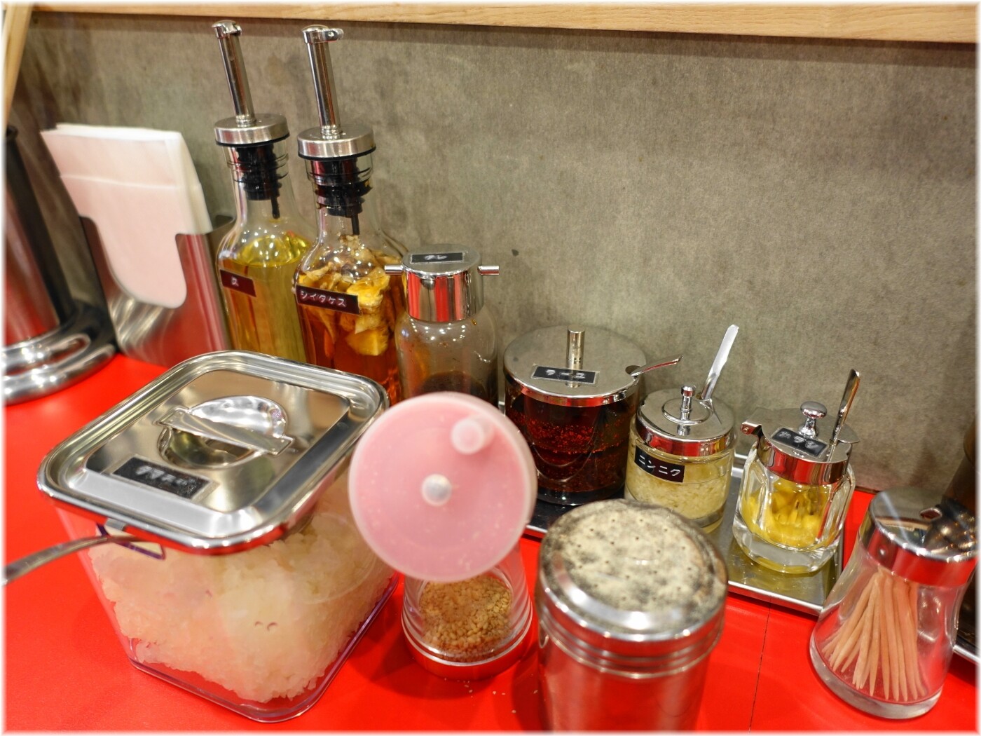 油そば専門店めんめん2 卓上の調味料