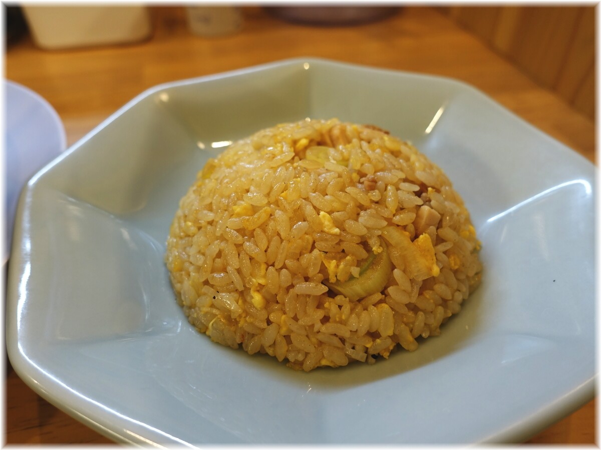 月見ワンタンメン専門店三日月 半チャーハン