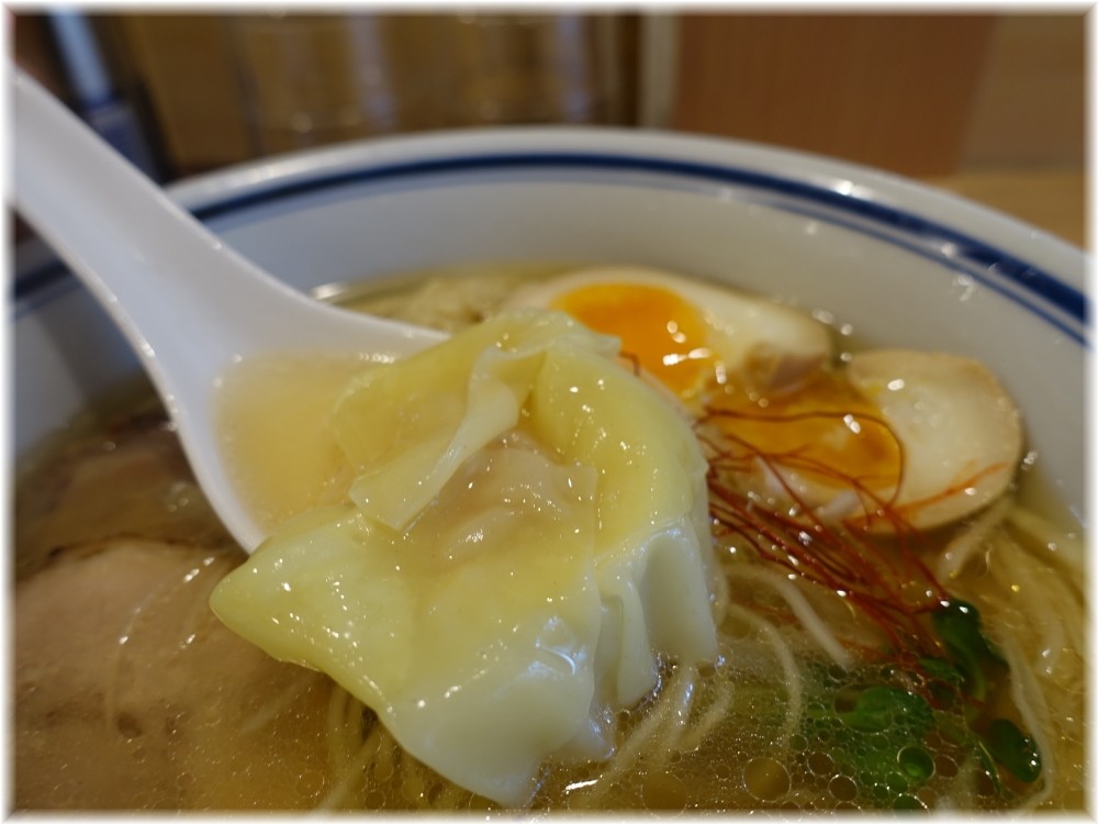 くろおび2 くろおびラーメン(塩)のワンタン