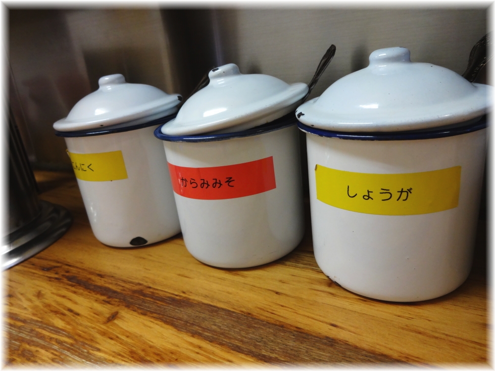 六角家 卓上の調味料