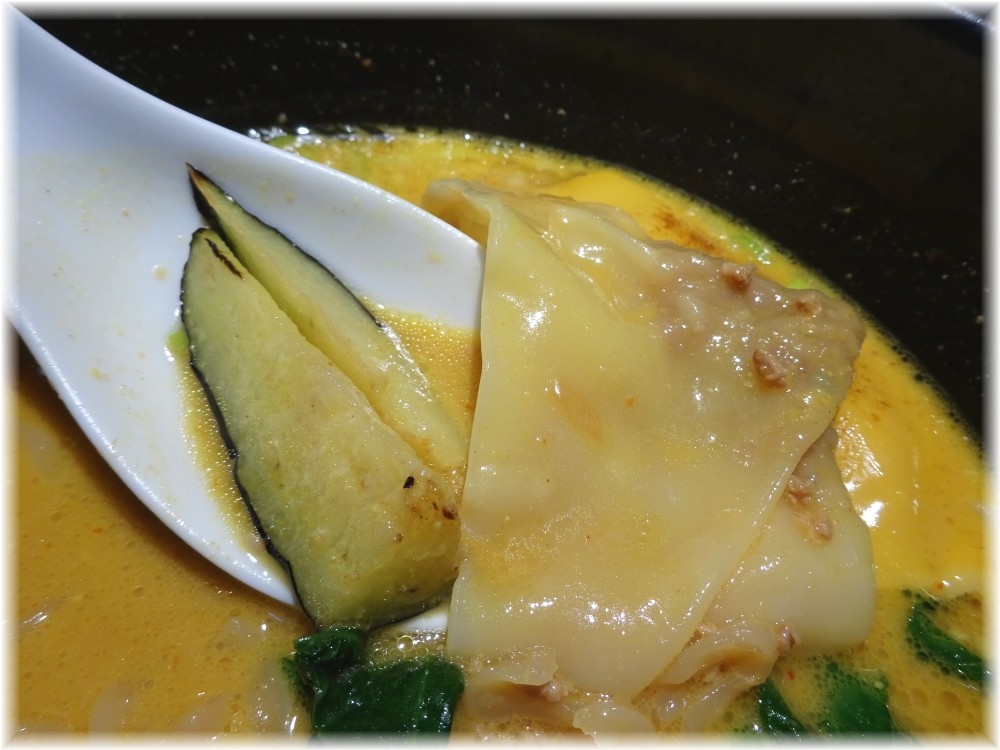 ユタの店 焼きチーズカレー担々麺の具2