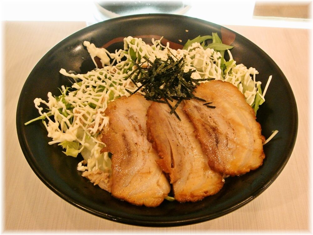 虎心房 汁ナシ温麺(温玉・肉入り)