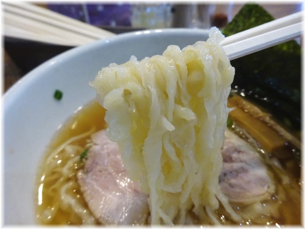 めんごころなつ 鶏清湯の自家製麺の麺