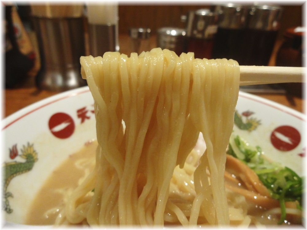 天下一品 新宿西口店 ラーメンの麺