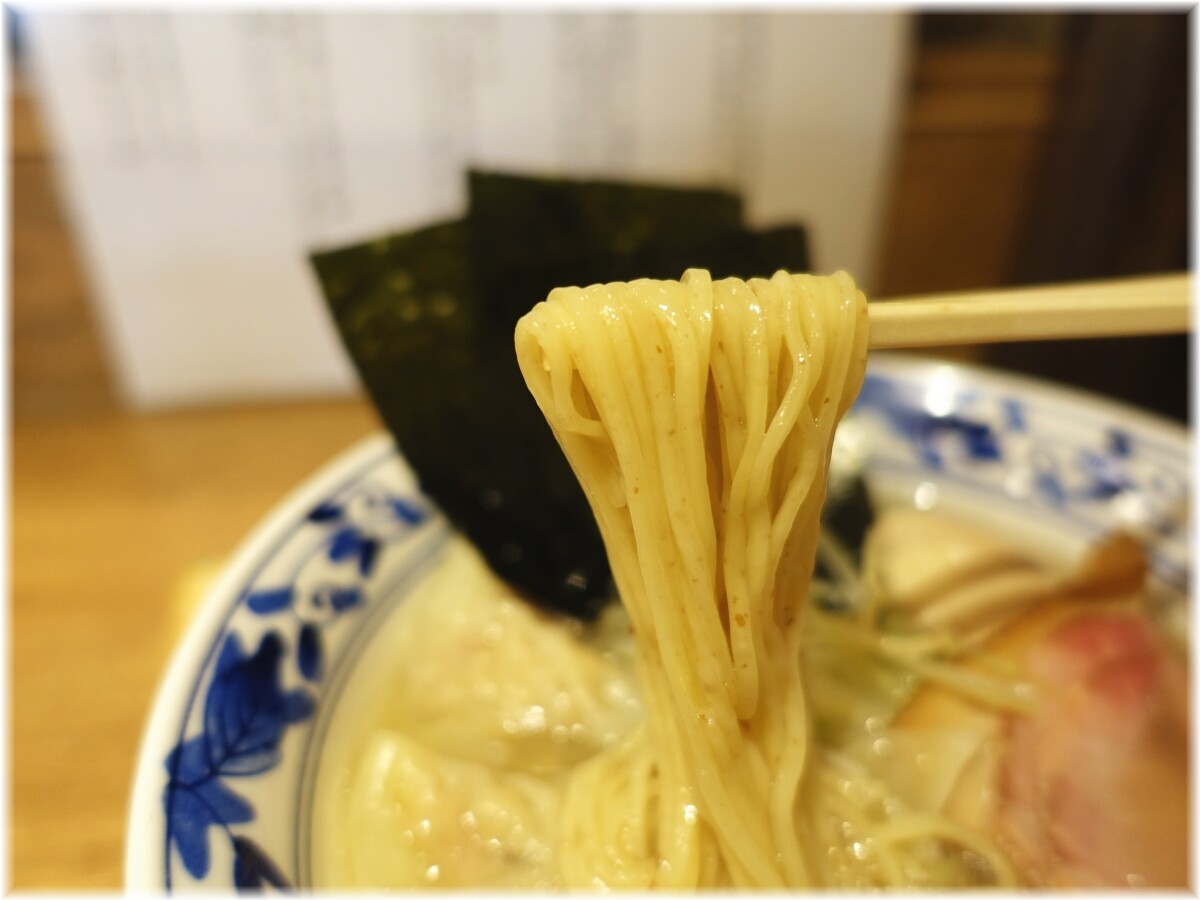貝出汁らぁ麺虎武 特製貝出汁潮らぁ麺の麺