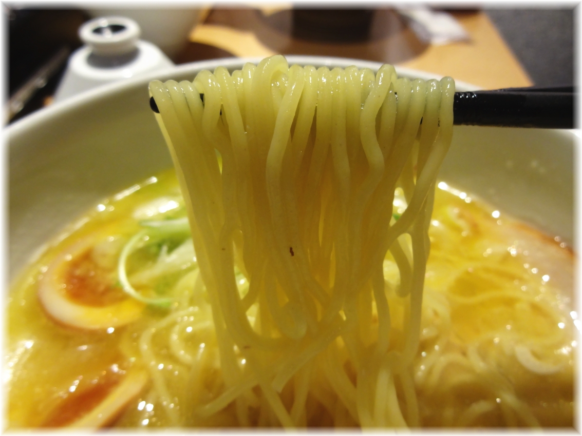 塩逸品五代目けいすけ 塩らーめん白湯の麺
