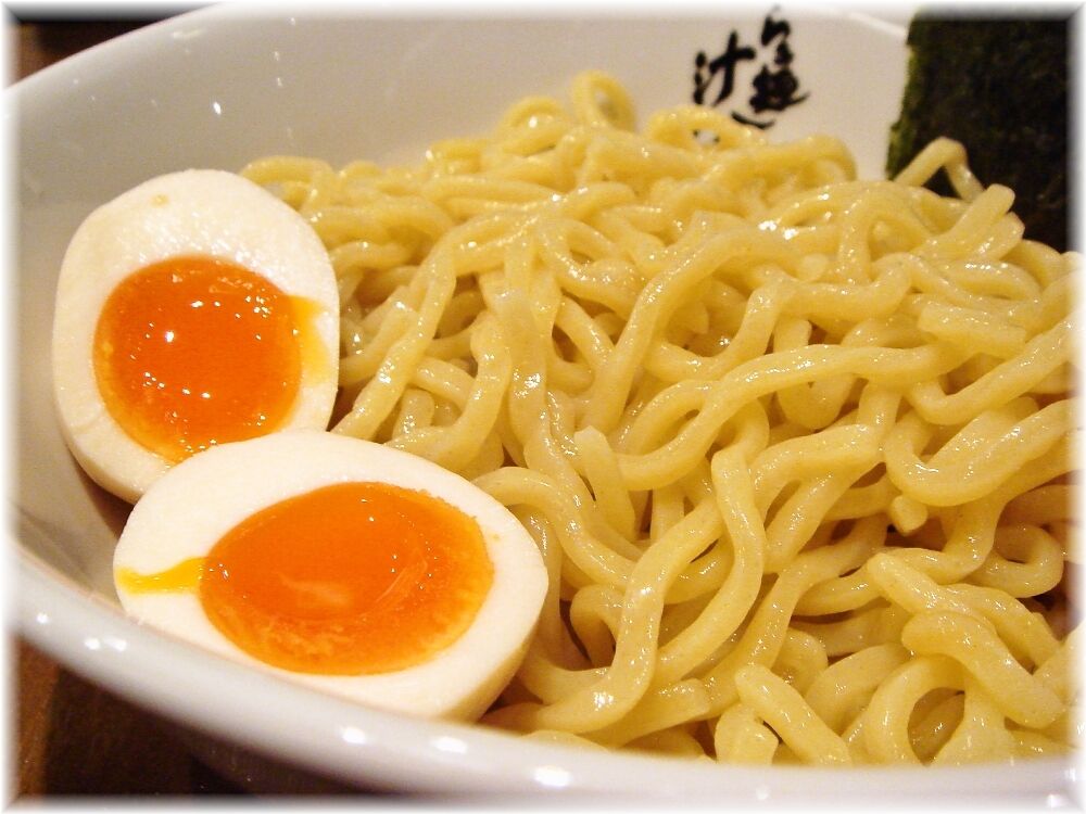 汁八番 濃厚魚介つけ麺の麺