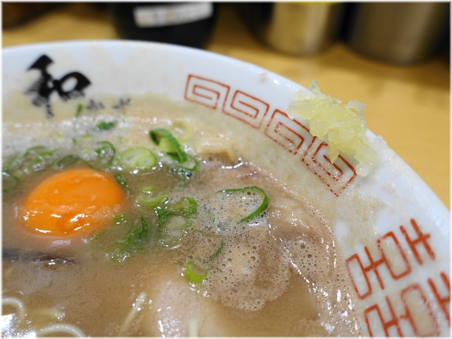 博多ラーメン和3 月見ラーメンにニンニクをへずる