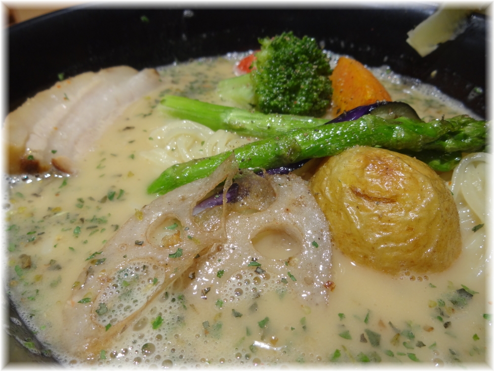 ひるがおルミネエスト店 鶏白湯ラーメンの具