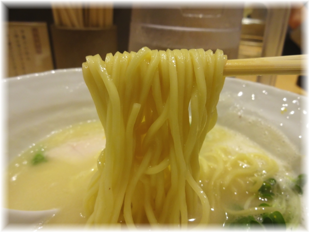 銀座篝 鶏白湯SOBAの麺