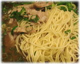 信楽茶屋 東京平和島店 黒とんこつ・九条ねぎ入りの麺
